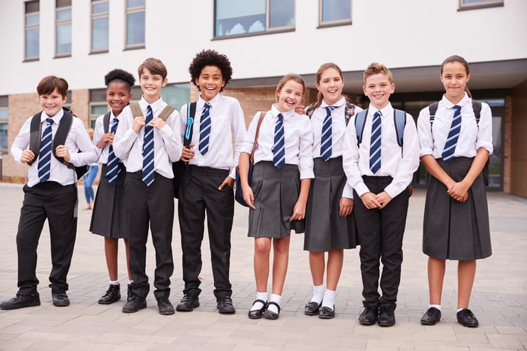 In Ländern wie Großbritannien tragen viele Kinder schon in der Schule Krawatte: Sie gehört zur Schuluniform.