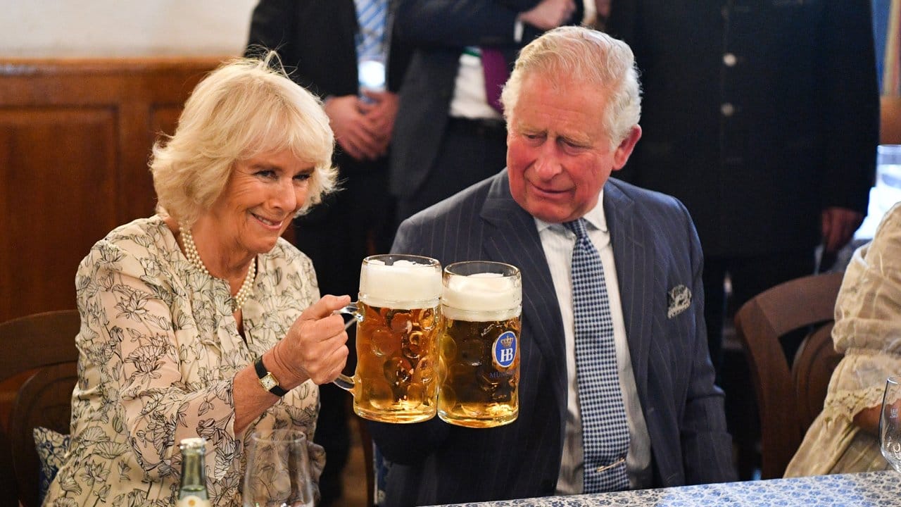 Zünftig: Der britische Thronfolger Prinz Charles und seine Ehefrau Camilla stoßen im Hofbräuhaus mit Maßkrügen an.