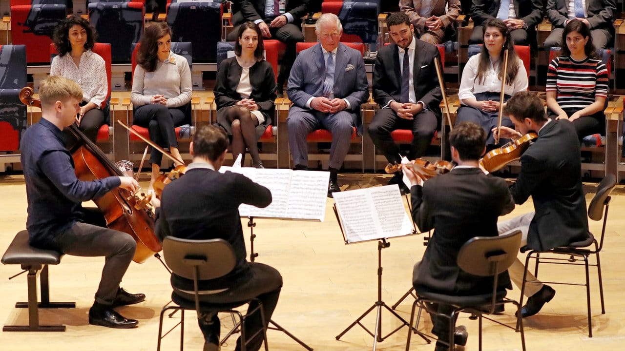 Prinz Charleshört ein Musikstück bei seinem Besuch der Barenboim-Said Academy.