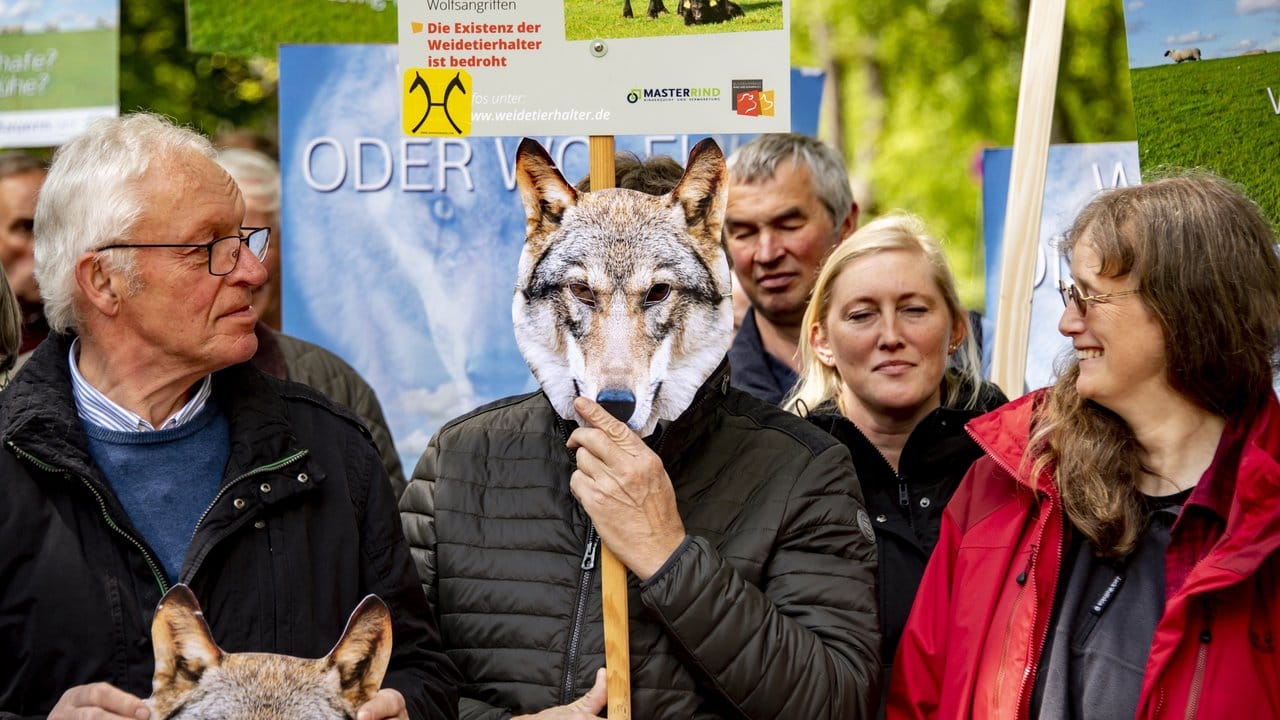 Bauern und Schäfer demonstrieren in Hamburg für einen besseren Schutz ihrer Weidetiere vor Wölfen.