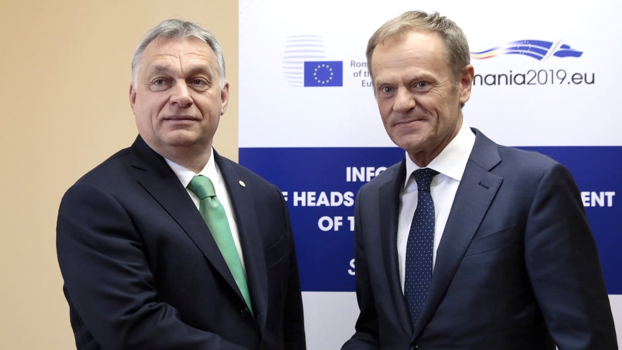Ungarns Ministerpräsident Viktor Orban (l) und EU-Ratschef Donald Tusk begrüßen sich.