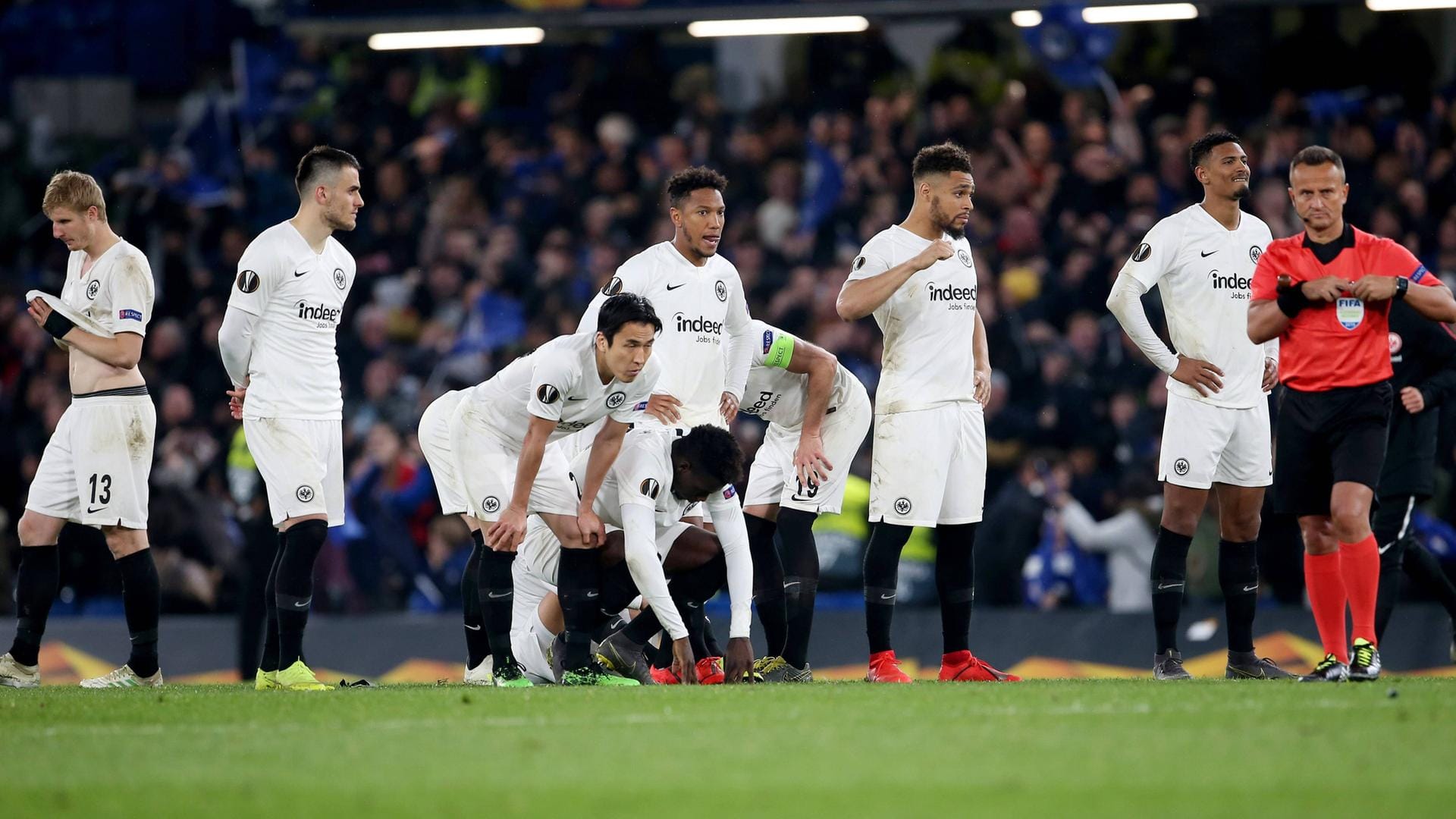 Krone (Österreich): "Es war ein Krimi sondergleichen, ein hochklassiges Duell zweier ebenbürtiger Teams, von denen sich keines das Aus verdient gehabt hätte - und doch steht nun der FC Chelsea im Europa-League-Finale, und nicht Adi Hütters Eintracht Frankfurt! Die Reise von Frankfurt durch Europa endete also dramatisch. Dabei hatten die Hessen Chelsea vorher alles abverlangt. Das Team von Trainer Maurizio Sarri war zunächst aber die bessere Elf." Krone (Österreich): "Es war ein Krimi sondergleichen, ein hochklassiges Duell zweier ebenbürtiger Teams, von denen sich keines das Aus verdient gehabt hätte - und doch steht nun der FC Chelsea im Europa-League-Finale, und nicht Adi Hütters Eintracht Frankfurt! Die Reise von Frankfurt durch Europa endete also dramatisch. Dabei hatten die Hessen Chelsea vorher alles abverlangt. Das Team von Trainer Maurizio Sarri war zunächst aber die bessere Elf."