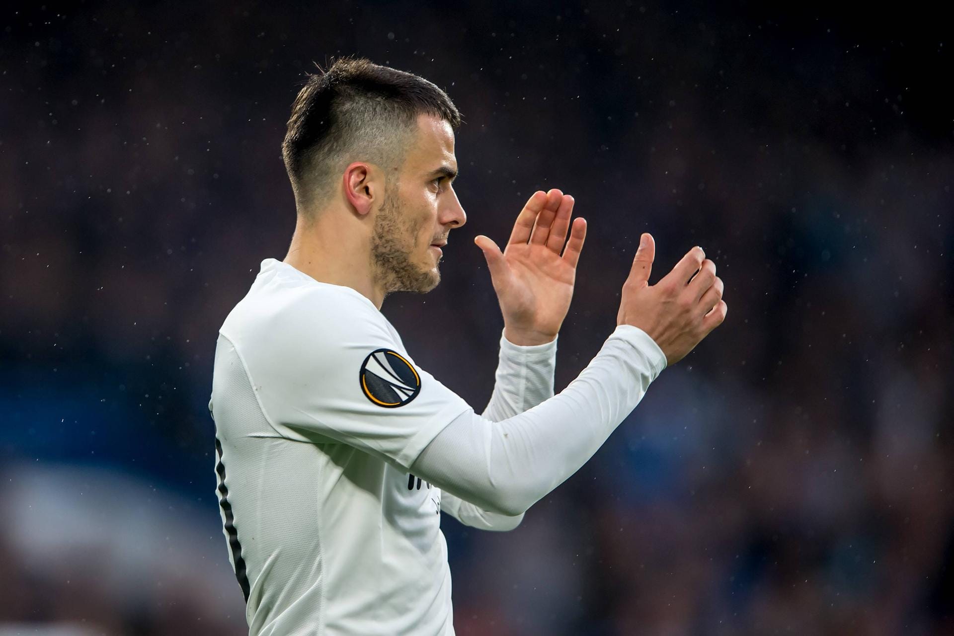 Blick (Schweiz): "Chelsea bezwingt Frankfurt im Penalty-Krimi. Nach der Königsklasse kommt es auch in der Europa League zu einem rein englischen Final. Während Chelsea die Eintracht bezwingt, gewinnt Arsenal auswärts gegen Valencia." Blick (Schweiz): "Chelsea bezwingt Frankfurt im Penalty-Krimi. Nach der Königsklasse kommt es auch in der Europa League zu einem rein englischen Final. Während Chelsea die Eintracht bezwingt, gewinnt Arsenal auswärts gegen Valencia."