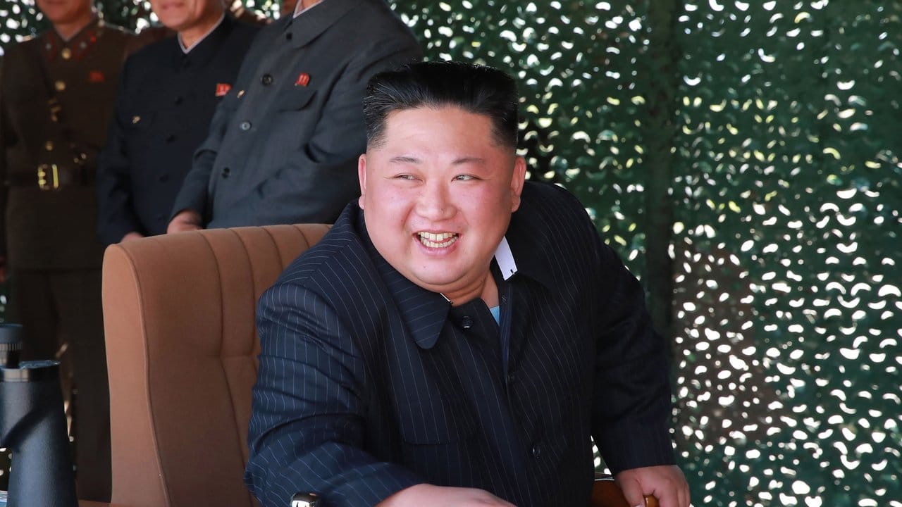 Nordkoreanischen Medien zufolge überwachte Kim Jong Un die Übung für "verschiedene Angriffsmittel von großer Reichweite" persönlich.