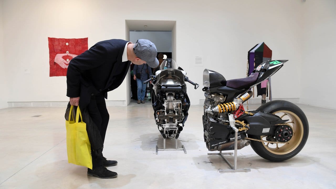 Ein zersägtes Motorrad der Künstlerin Alexandra Bircken auf der Art Biennale Venedig 2019.