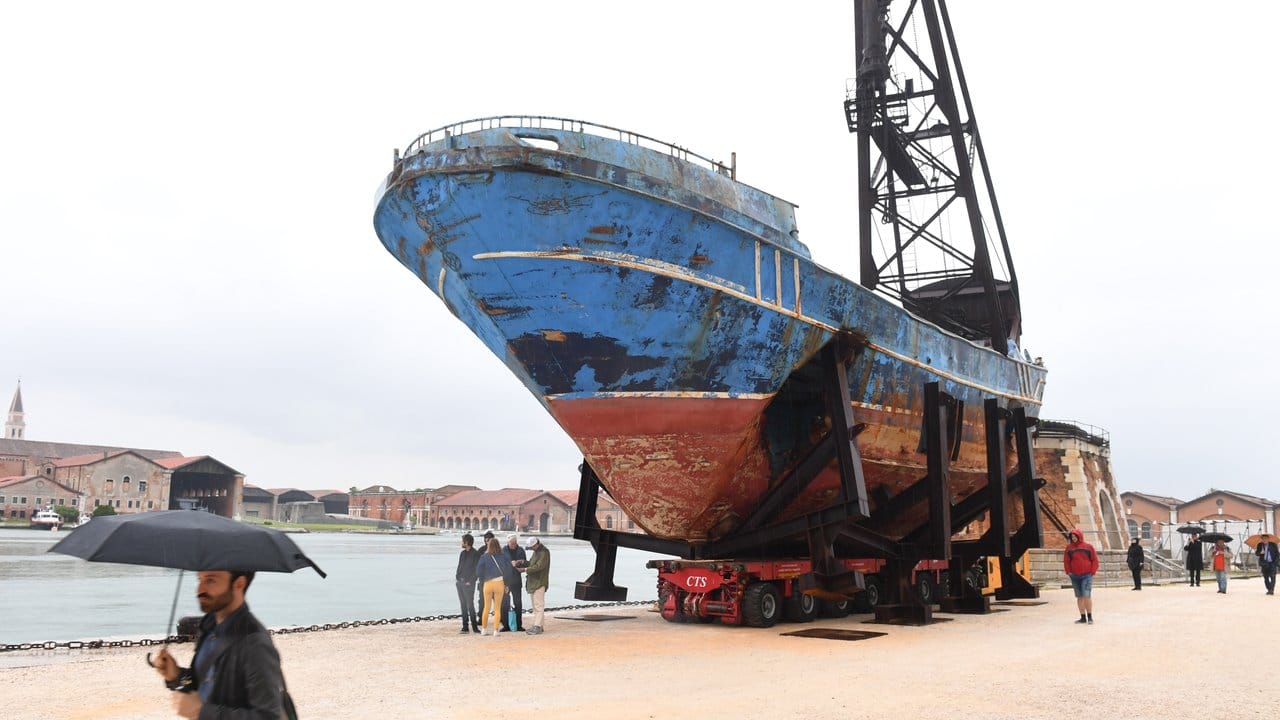 Das Wrack der Barca Nostra, das im Jahr 2015 mit mehreren hundert Migranten an Bord gesunkene Schiff, auf der Art Biennale Venedig.