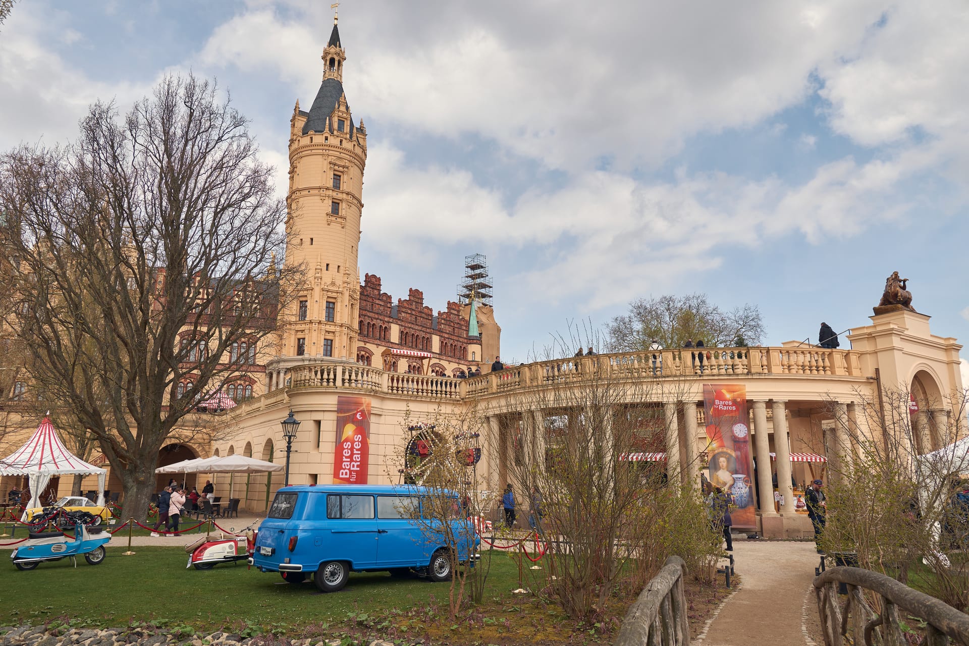 Vor historischer Kulisse können Raritätenbesitzer ihre Objekte auf Schloss Schwerin veräußern.