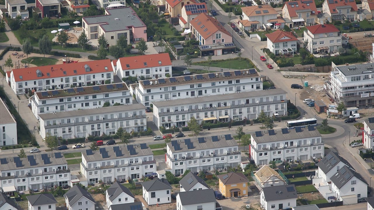 Eine Luftaufnahme zeigt Mehrfamilienhäuser und Reihenhäuser in Köln.