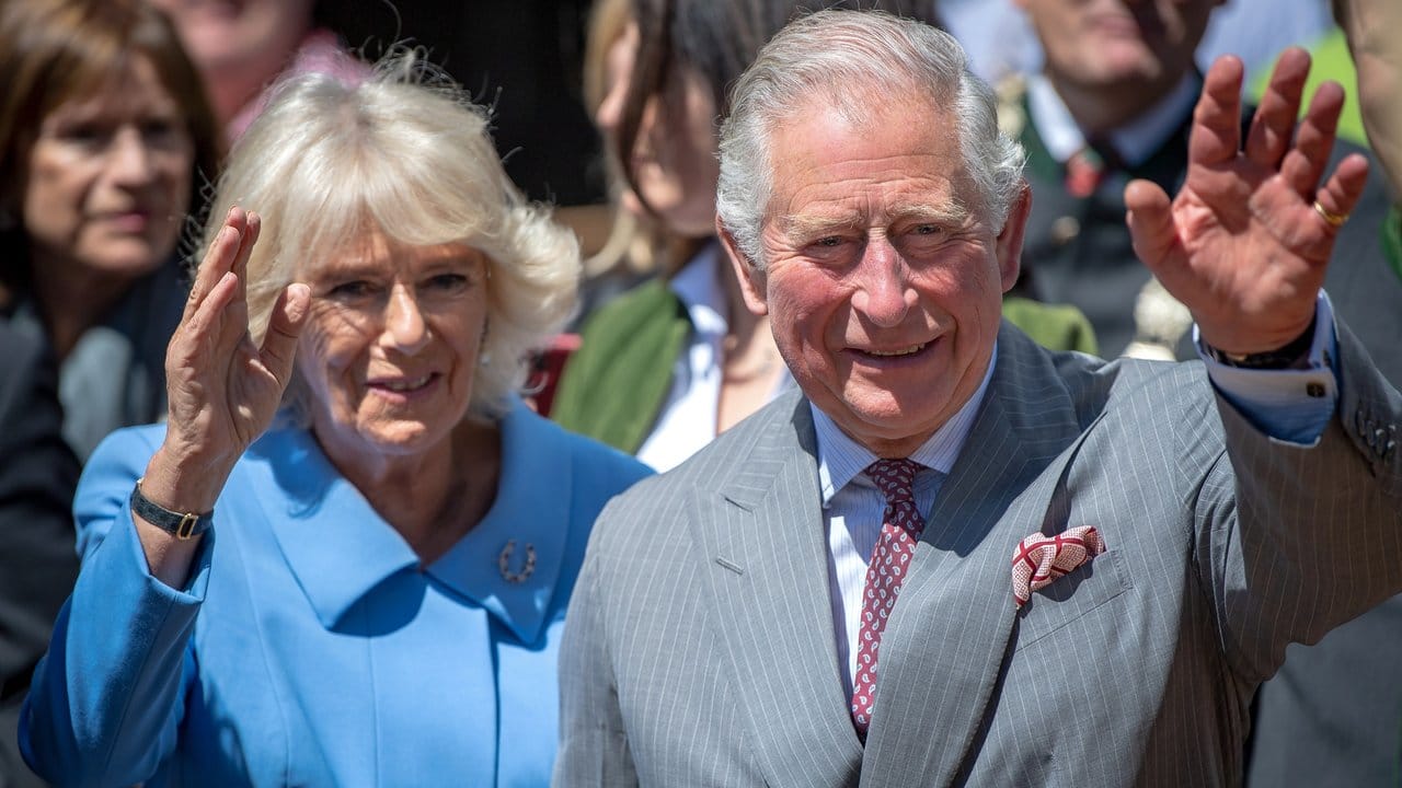 Prinz Charlesund Camilla beim Besuch des Bio-Bauernhofs Herrmannsdorfer Landwerkstätten. Prinz Charlesund Camilla beim Besuch des Bio-Bauernhofs Herrmannsdorfer Landwerkstätten.