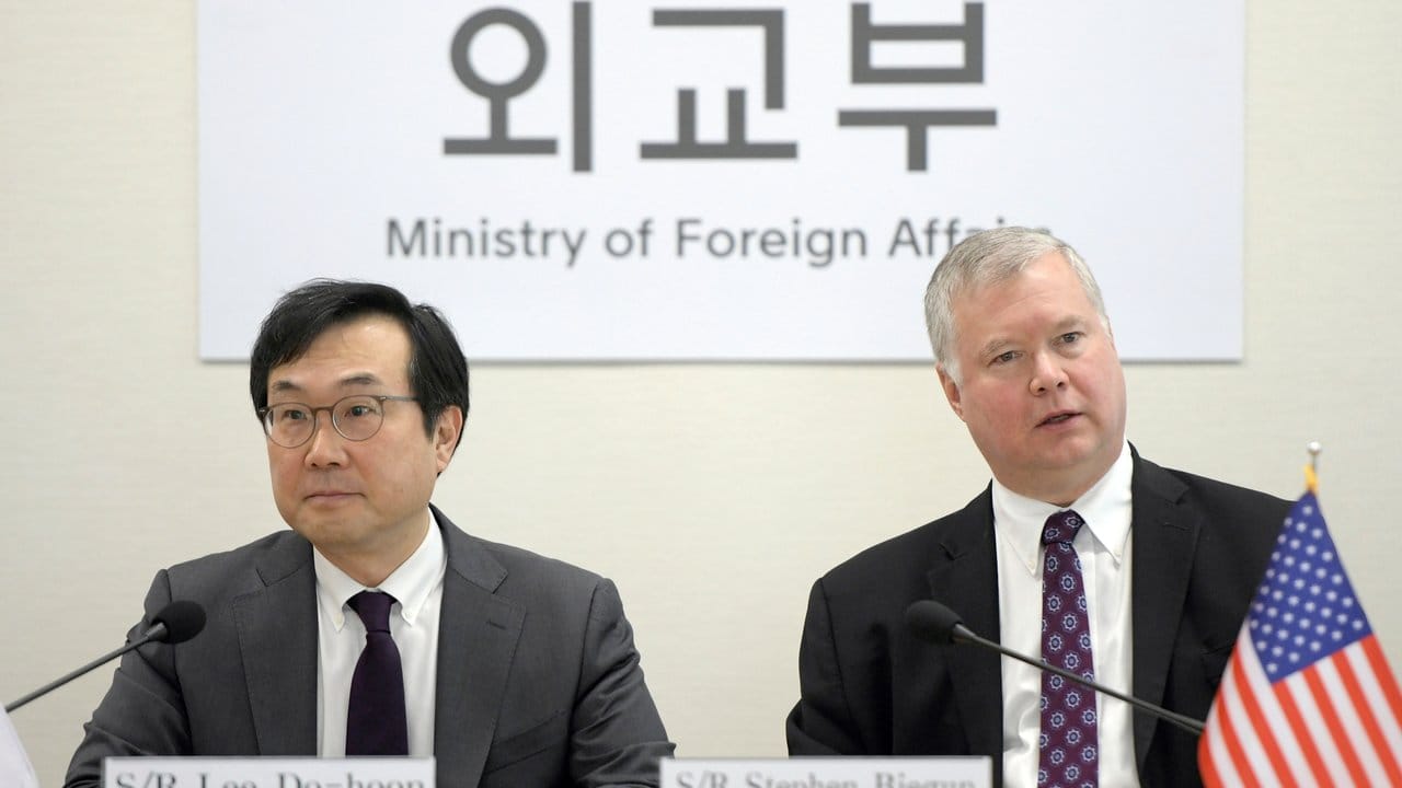 Stephen Biegun, US-Sonderbeauftragter für Nordkorea und Lee Do-hoon, Sonderbeauftragter für Frieden und Sicherheit in Südkorea, sprechen während ihres Treffens im Außenministerium.