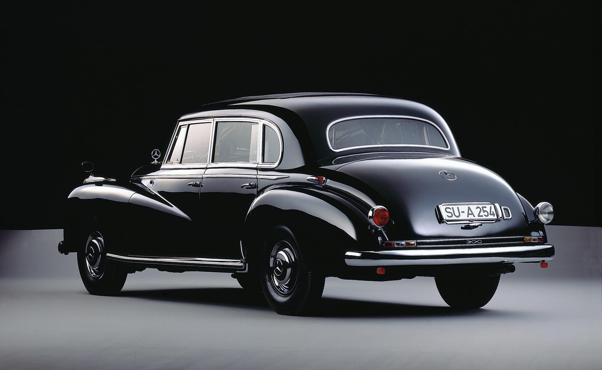 Auf Tempo 100 in 18 Sekunden und 165 km/h Spitze: Der 160 PS starke 300er forderte Geduld von seinem Fahrer. Etwas mehr als 3700 Exemplare entstanden von 1957 bis 1962, als Mercedes den Nachfolger (die Baureihe W 112) auf den Markt brachte.