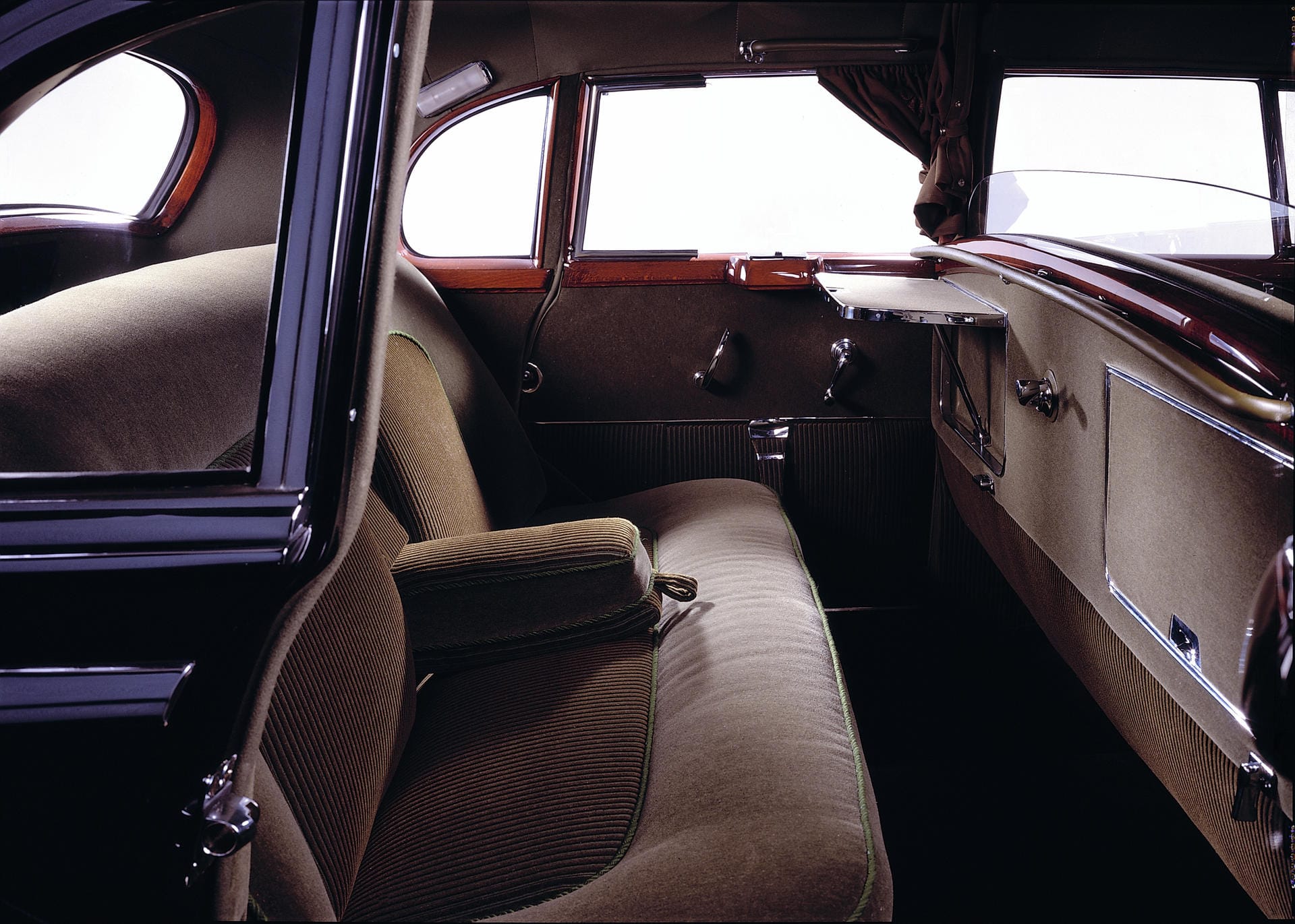 Klapptische, Vorhänge, Trennscheibe zwischen den Sitzreihen: Für die Verhältnisse der 50er-Jahre war der 300er luxuriös ausgestattet.