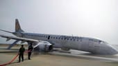 Feuerwehrleute löschen nach einer Notlandung das Flugzeug der Myanmar National Airline (MNA) auf dem International Airport: Bei der Notlandung kam es zu einem starken Funkenschlag.