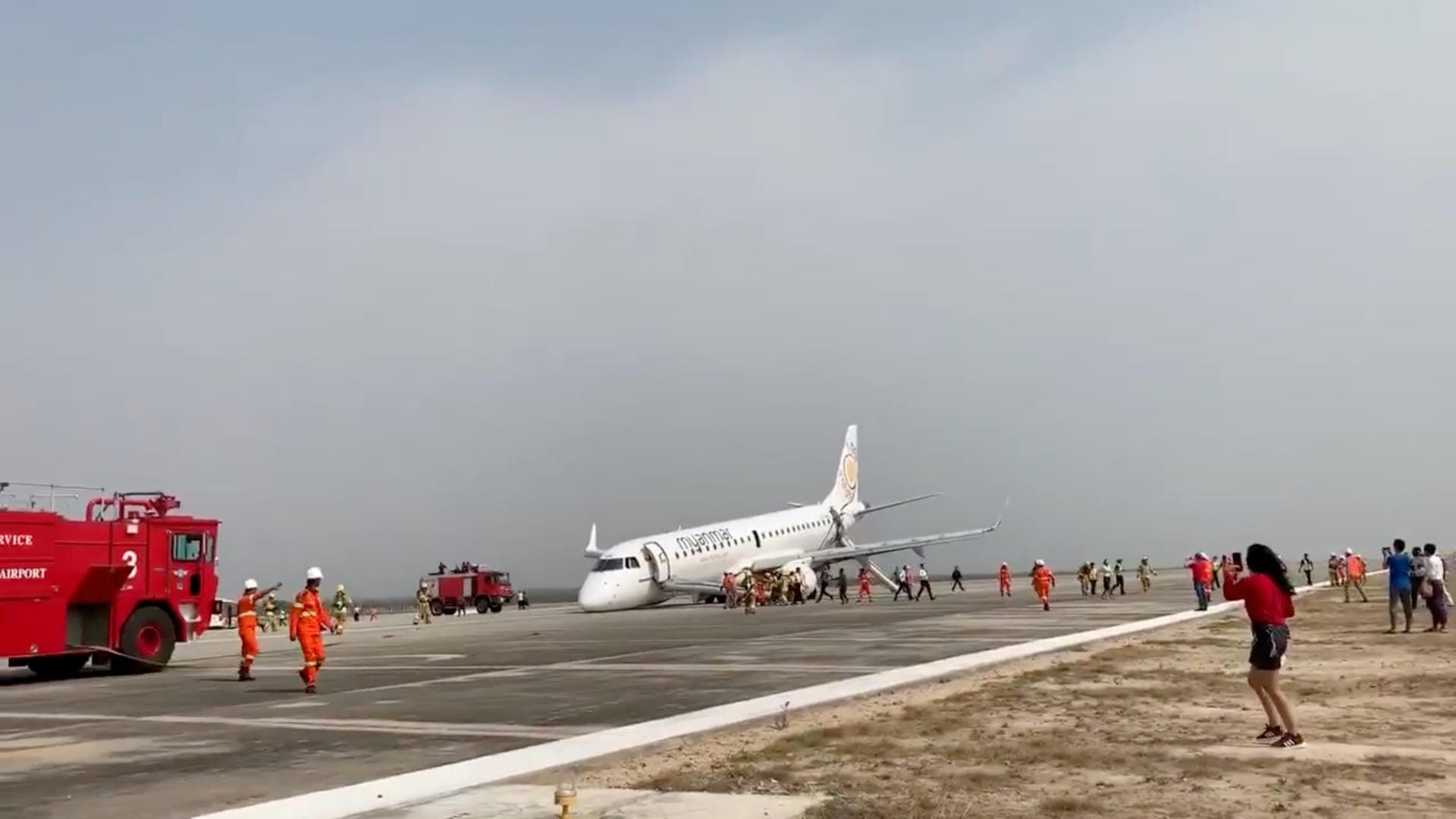 Eine Aufnahme eines evakuierten Passagiers: Das Bild zeigt die vielen Passagiere und Rettungskräfte, die sich während der Evakuierung in der Nähe des Flugzeugs befanden.