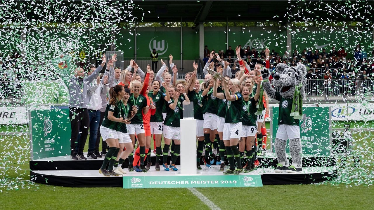 Die Spielerinen des VfL Wolfsburg feiern den Gewinn der Deutschen Meisterschaft.
