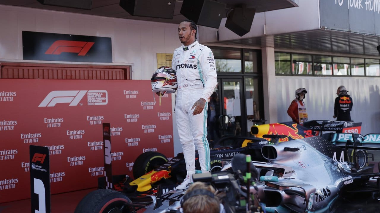 Lewis Hamilton freut sich über seinen dritten Saisonsieg.