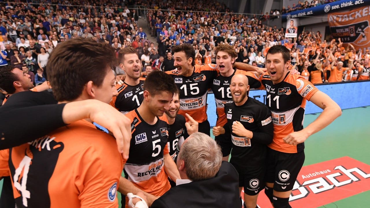 Die Spieler der Berlin Volleys jubeln über ihren Sieg und den vierten Meistertitel in Folge.