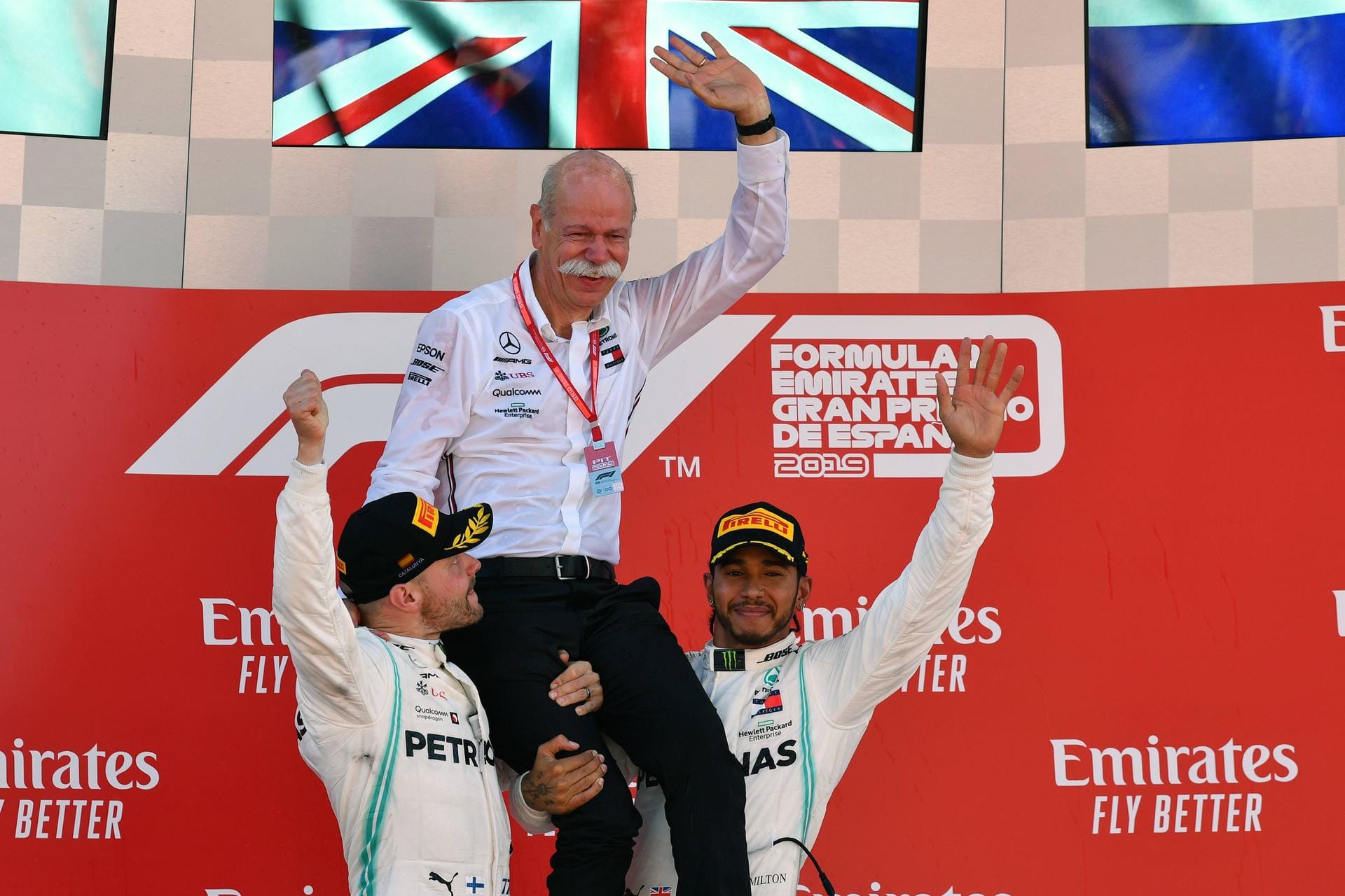 The Telegraph (England): "Fünf Sekunden – länger brauchte der blitzschnelle Lewis Hamilton nicht, um an Valtteri Bottas vorbeizuziehen und damit den Grundstein für Mercedes' fünften Sieg in Folge zu legen, damit weitete er die beispiellose Dominanz einer Formel-Eins-Kampagne aus."