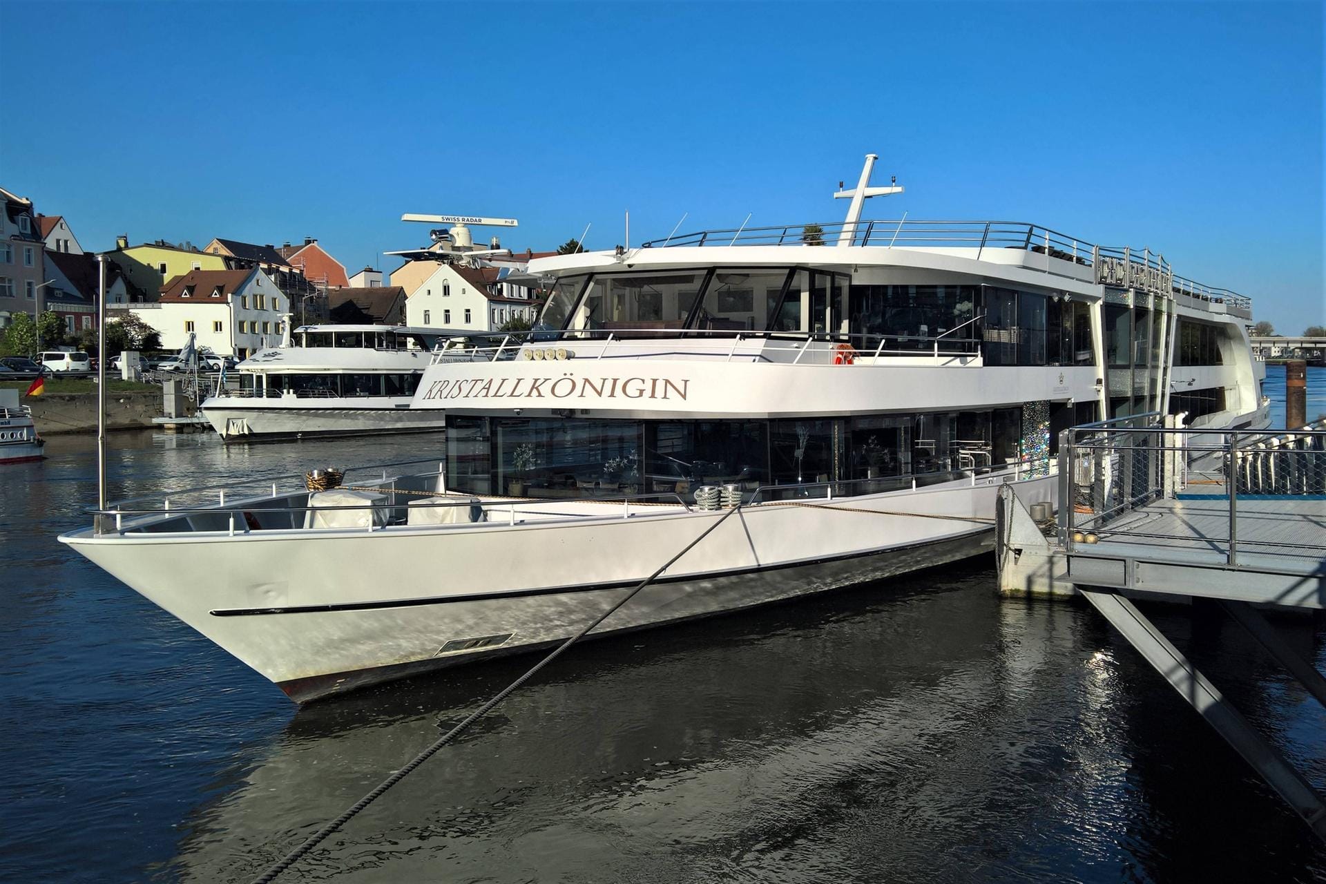 Die Lux Werft wurde 1945 von dem Schiffbauer Johann Lux gegründet. Lux hatte während des Krieges bei den Vereinigten Aluminiumwerken gearbeitet. Bis heute baut die Lux Werft verschiedene Boote und verleiht diese. So wie die Kristallkönigin, die auf dem Bild zu sehen ist. Die Lux Werft wurde 1945 von dem Schiffbauer Johann Lux gegründet. Lux hatte während des Krieges bei den Vereinigten Aluminiumwerken gearbeitet. Bis heute baut die Lux Werft verschiedene Boote und verleiht diese. So wie die Kristallkönigin, die auf dem Bild zu sehen ist.