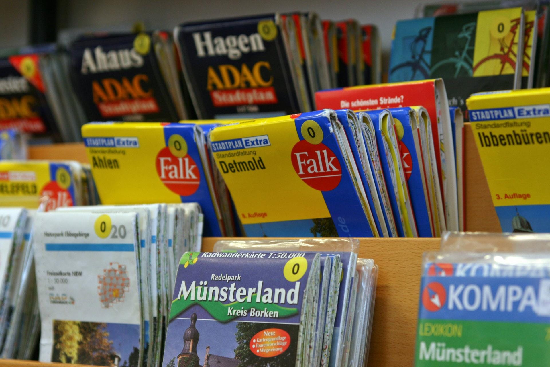 Der Falk-Verlag wurde 1945 in Hamburg gegründet und war ein auf Stadtpläne und Landkarten spezialisierter Verlag. Der Gründer Gerhard Falk hatte sich eine spezielle Falttechnik ausgedacht, die das lesen der riesigen Karten einfacher machte. 2012 wurde der Falk-Verlag aufgelöst. Der Falk-Verlag wurde 1945 in Hamburg gegründet und war ein auf Stadtpläne und Landkarten spezialisierter Verlag. Der Gründer Gerhard Falk hatte sich eine spezielle Falttechnik ausgedacht, die das lesen der riesigen Karten einfacher machte. 2012 wurde der Falk-Verlag aufgelöst.