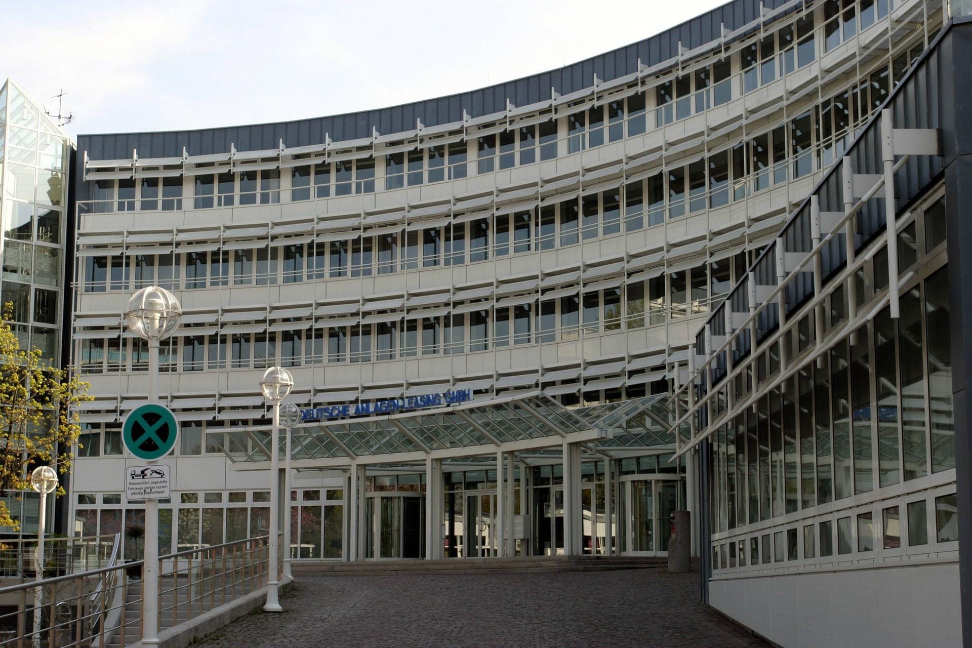 DAL, die Deutsche Anlagen-Leasing GmbH & Co. KK wurde 1962 von Eberhard Kühl gegründet und ist die erste und somit älteste deutsche Immobilien-Leasing-Gesellschaft. DAL, die Deutsche Anlagen-Leasing GmbH & Co. KK wurde 1962 von Eberhard Kühl gegründet und ist die erste und somit älteste deutsche Immobilien-Leasing-Gesellschaft.