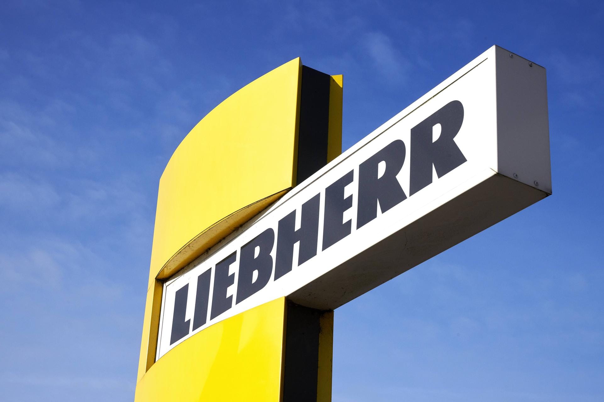 1949 gründete Hans Liebherr seine eigene Firma. Abnfangs baute diese nur Krane. Heute drehen sich die verschiedenen Geschäftsfelder um Erdbewegung, Mining, Fahrzeugkrane, Turmdrehkrane, Betontechnik, Maritime Krane, Werkzeugmaschinen und Automationssysteme, Aerospace und Verkehrstechnik, Komponenten, Hausgeräte und Hotels. 1949 gründete Hans Liebherr seine eigene Firma. Abnfangs baute diese nur Krane. Heute drehen sich die verschiedenen Geschäftsfelder um Erdbewegung, Mining, Fahrzeugkrane, Turmdrehkrane, Betontechnik, Maritime Krane, Werkzeugmaschinen und Automationssysteme, Aerospace und Verkehrstechnik, Komponenten, Hausgeräte und Hotels.