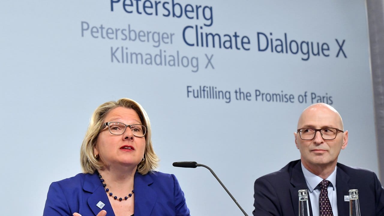 Umweltministerin Svenja Schulze (SPD) und Marc Chardonnens, Direktor des schweizerischen Bundesamtes für Umwelt, bei der Eröffnung des 10.