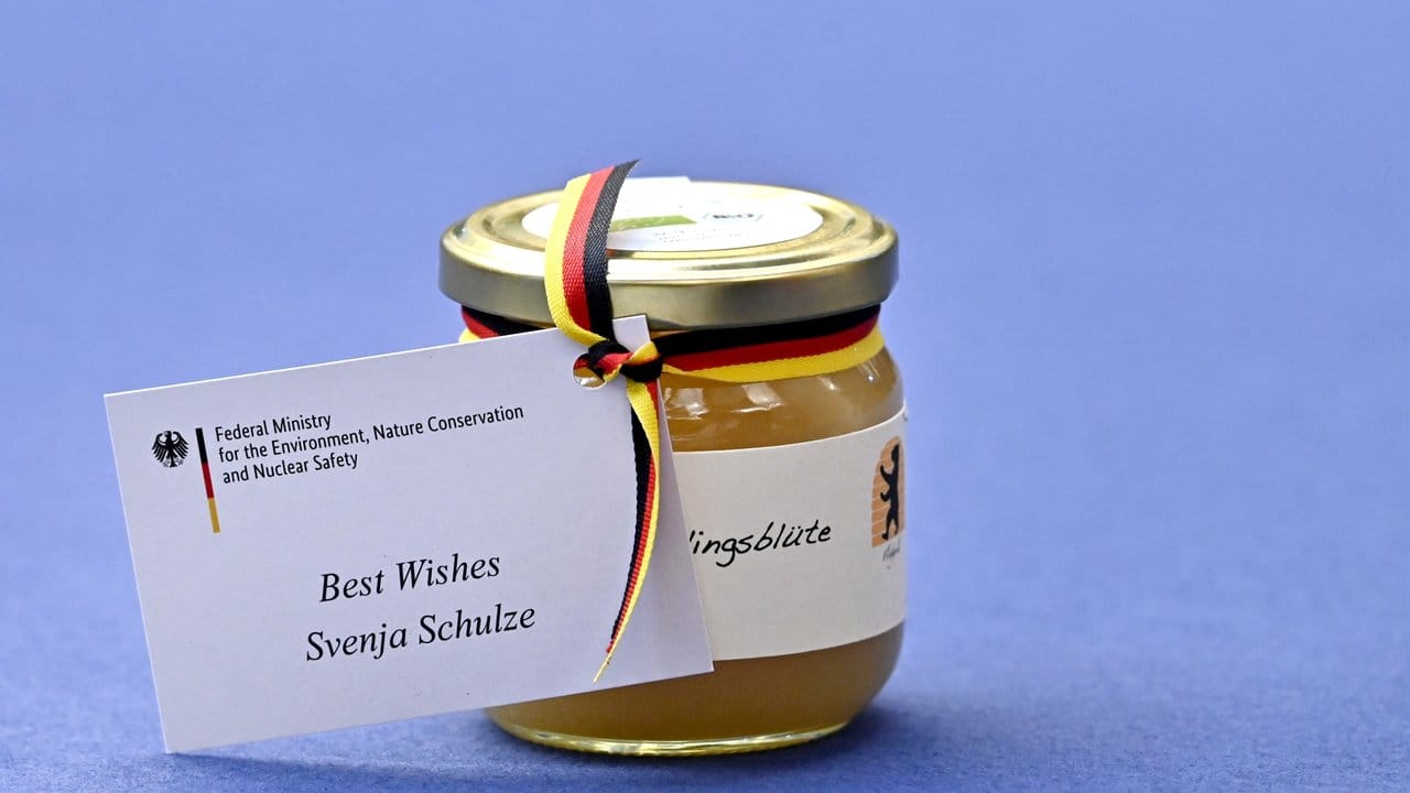 Ein Glas Honig steht als Willkommensgeschenk zur Eröffnung der Petersberger Klimadialog-Klimakonferenz auf den Teilnehmerplätzen.