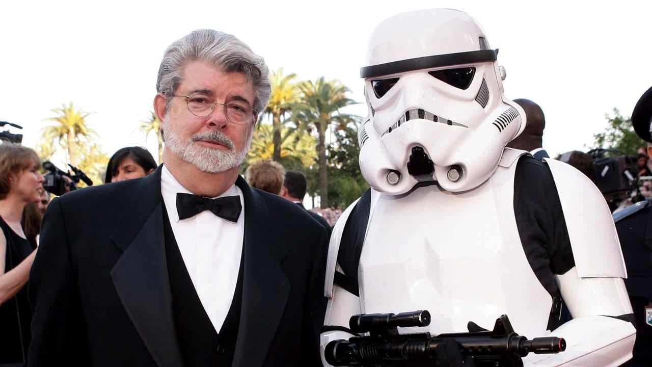George Lucas (l) auf dem roten Teppich mit einem "Star Wars Stormtrooper" in Cannes.