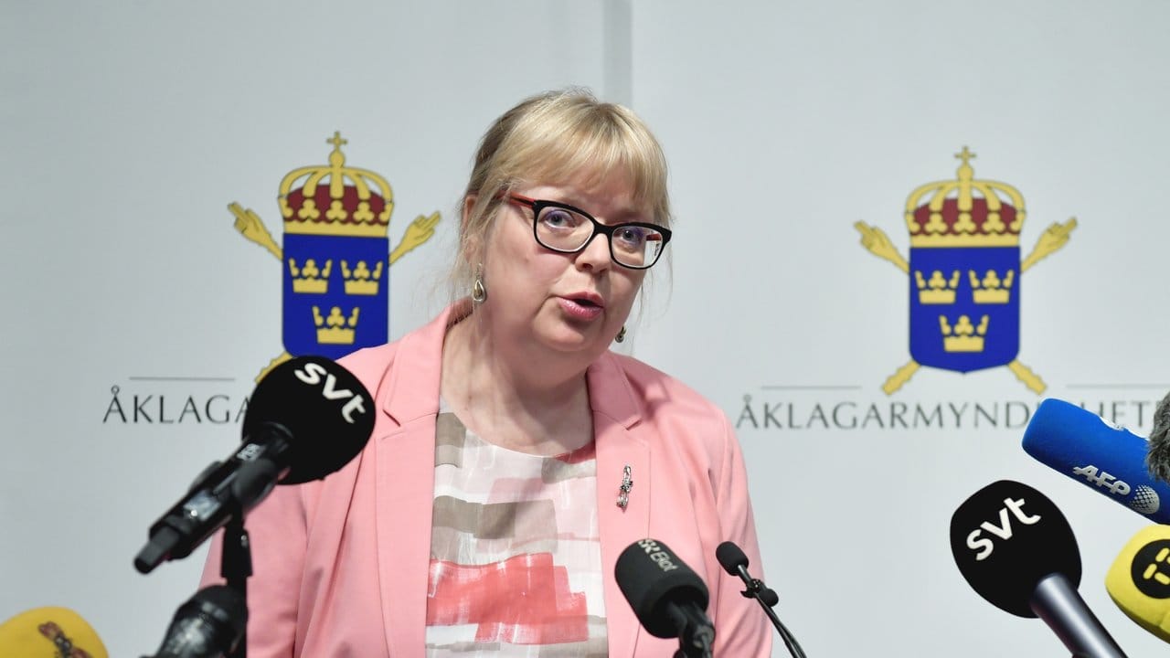 Eva-Marie Persson, stellvertretende Chefanklägerin, spricht auf einer Pressekonferenz.