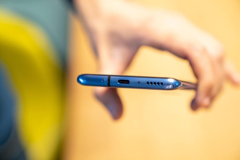 Der interne Speicher lässt sich nicht mit einer SD-Karte erweitern. Stattdessen hat OnePlus den Platz für zwei Nano-SIM-Karten reserviert. Auch besitzt das Gerät einen USB-C-Anschluss und Stereo-Sound. Eine Klinkenbuchse für Kopfhörer fehlt.
