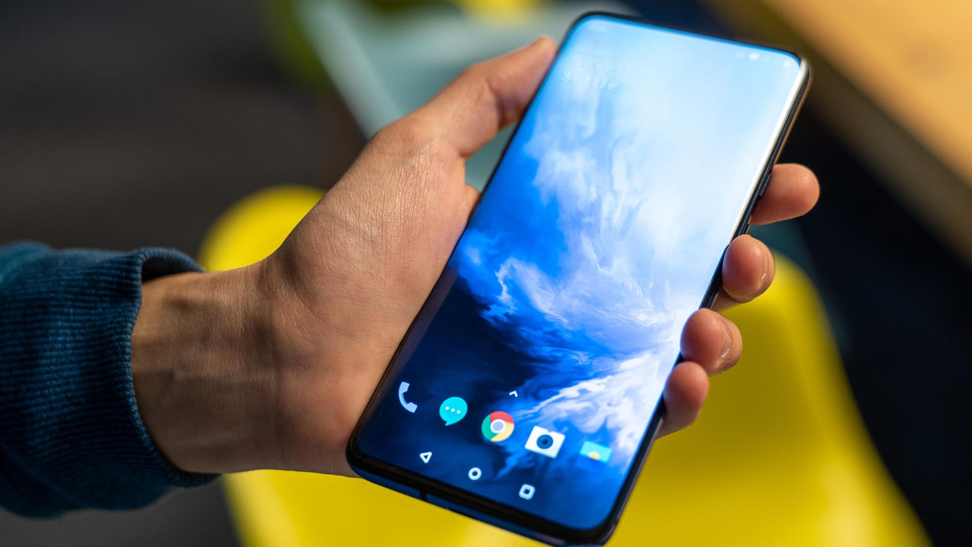 OnePlus hat seine neuen Top-Smartphones vorgestellt. Das Foto zeigt das OnePlus 7 Pro. Das Gerät hat eine Bildschirmdiagonale von 6,67 Zoll, das sind knapp 17 Zentimeter. Die Technologie dahinter nennt OnePlus "Fluid AMOLED". Der Bildschirm kommt mit einer QHD+-Auflösung und bietet 3.120 zu 1.440 Pixel. Als Bildschirmdichte nennt OnePlus 516 ppi.