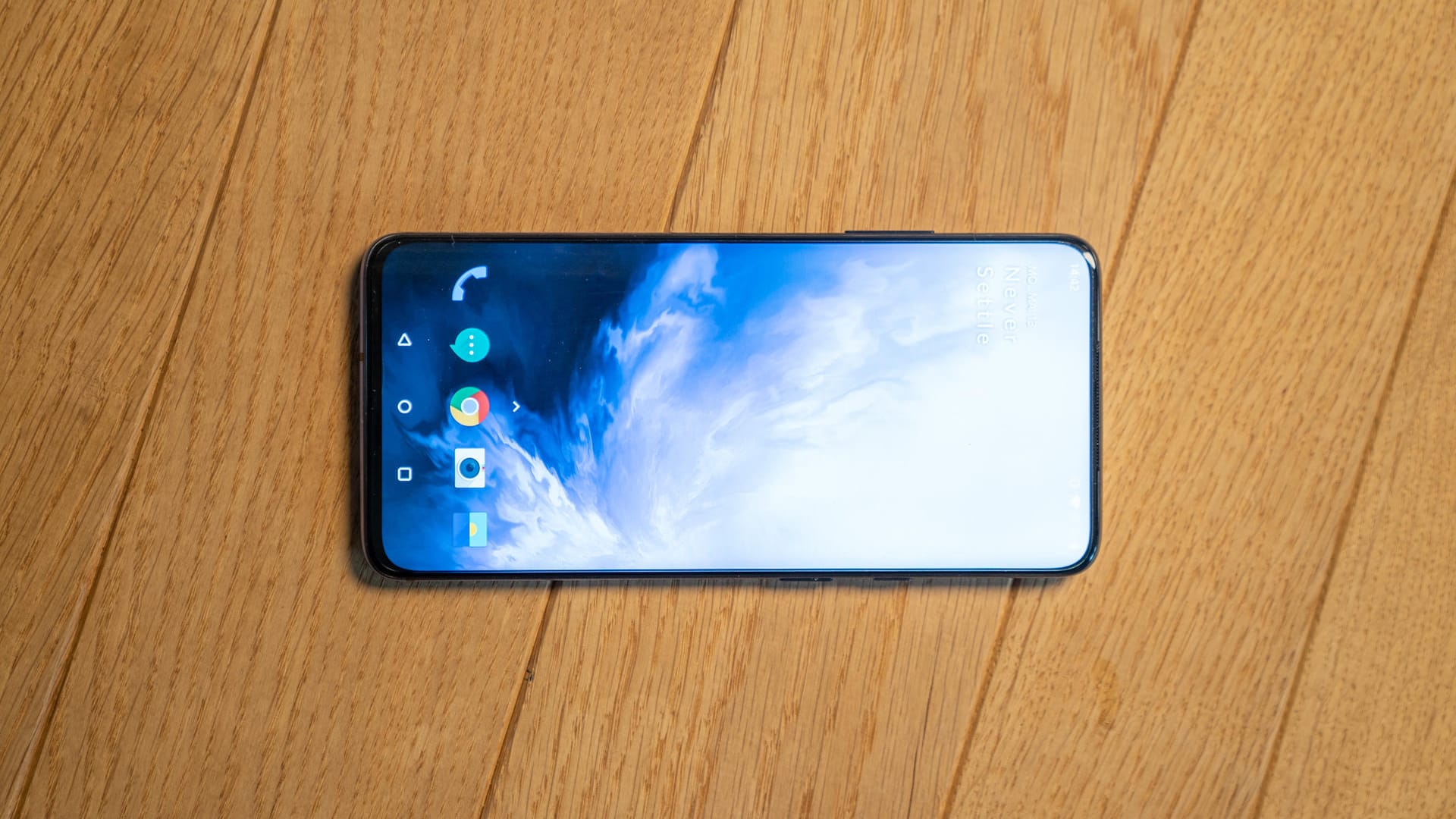 Das besondere an OnePlus’ Fluid-AMOLED-Bildschirm ist die Bildwiederholrate von 90 Hertz (Hz). Dadurch lassen sich mehr Bilder pro Sekunde darstellen. Für gewöhnlich liefern aktuelle Geräte 60 Hz. Wenn die 90 Hz nicht genutzt werden, schaltet das OnePlus7 Pro auf 60 Hz runter, um Strom zu sparen.