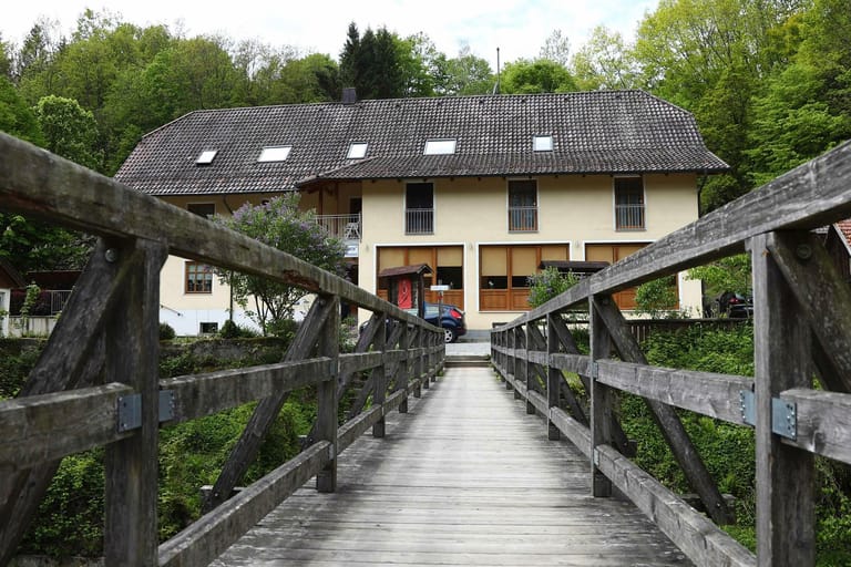 Das Haus in Passau, in dem drei Leichen gefunden wurden: Alle hatten Pfeile in ihren Körpern.
