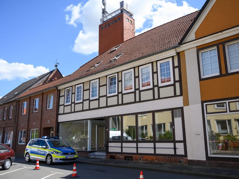 Polizeidurchsuchungen in einem Haus in Niedersachsen: Im Zusammenhang mit dem Passauer Armbrust-Fall haben Ermittler zwei weitere Leichen gefunden.