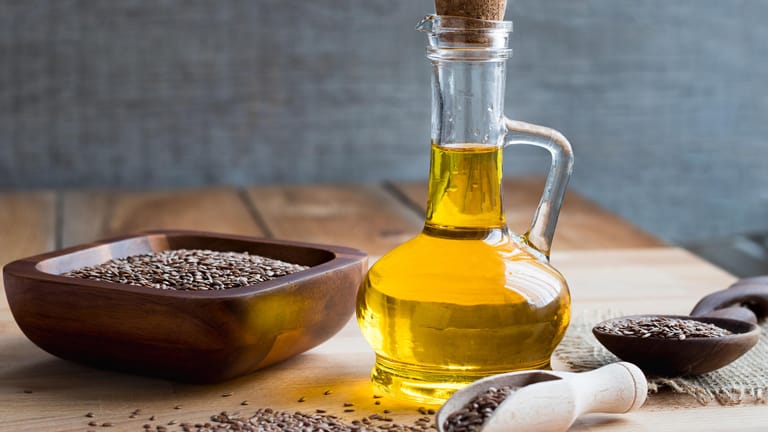 3. Leinöl. Auch im Leinöl sind wertvolle Omega-3-Fettsäuren enthalten wie die Linolensäure. Dieser werden entzündungshemmende Eigenschaften zugesagt, welche sich positiv auf Gelenkbeschwerden auswirkt.