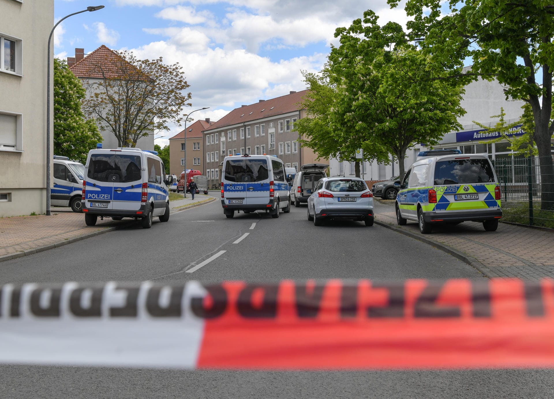 Die Polizei hat die Amtsstraße weiträumig abgesperrt: Die Toten sind offenbar am Morgen des 18. Mai gegen 5 Uhr gefunden worden.