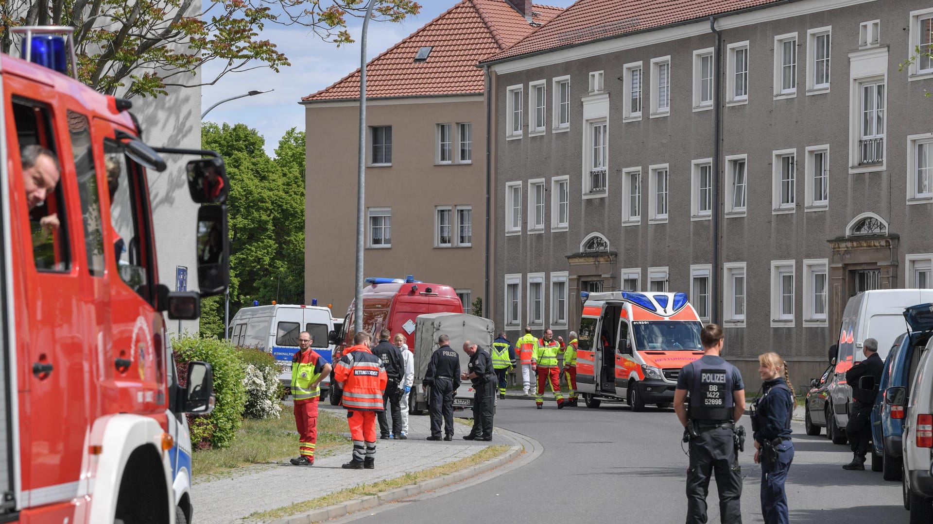 Polizei und Feuerwehr im Einsatz: Nach derzeitigem Erkenntnisstand wird davon ausgegangen, dass die Männer Opfer eines Gewaltverbrechens wurden.