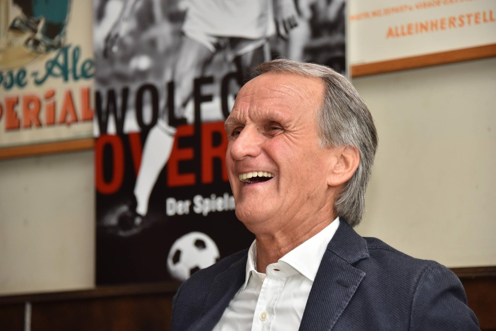 1974er-Weltmeister Wolfgang Overath: "Ich sehe den FC Bayern leicht im Vorteil, weil sie zuhause spielen und ihnen wohl schon ein Unentschieden reichen würde. Allerdings haben die letzten Wochen, vor allem in der Champions League, gezeigt, dass im Fußball alles möglich ist - deshalb kann ich keine definitive Prognose treffen. Beide Teams hätten es aufgrund ihrer Leistungen verdient."