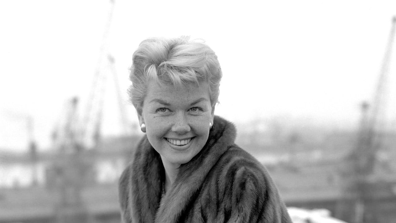 Doris Day 1955 bei einem Besuch des Kreuzfahrtschiffes "Queen Elizabeth" in Southampton. Doris Day 1955 bei einem Besuch des Kreuzfahrtschiffes "Queen Elizabeth" in Southampton.