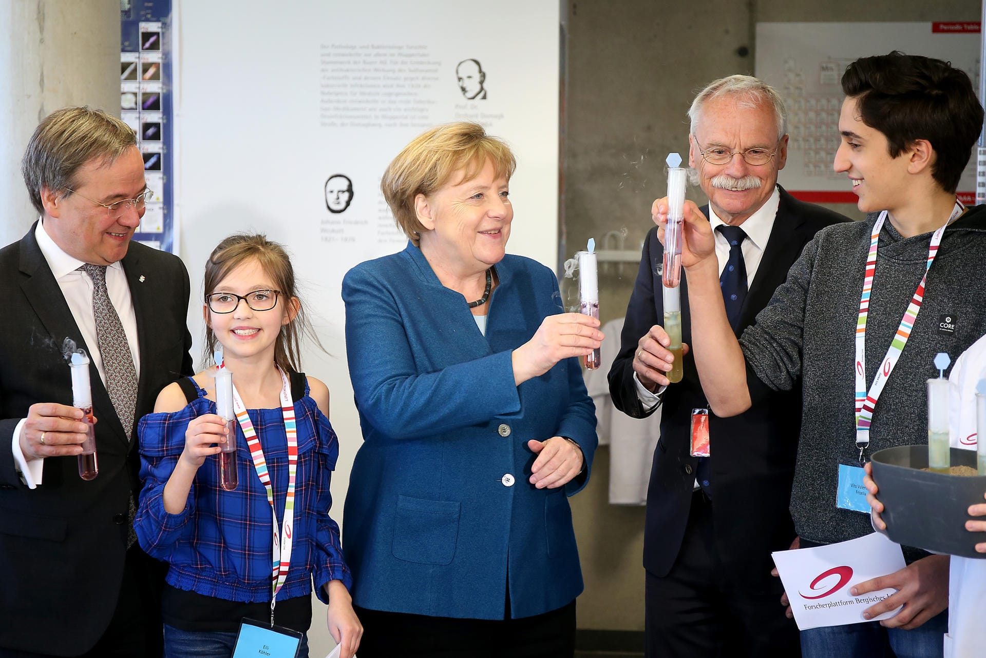 Angela Merkel prostet Schüler zu