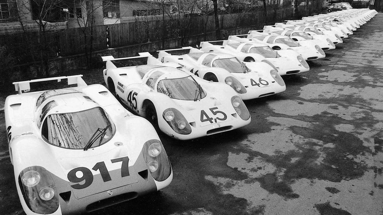 Renn-Rudel: Für die erforderliche Zulassung durch die Motorsportbehörde musste Porsche mindestens 25 Exemplare vom 917 bauen.