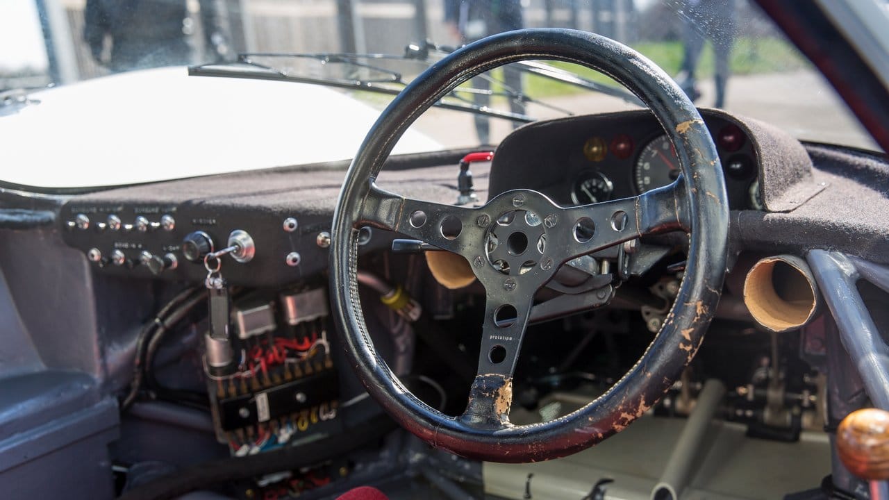 Rustikal und reduziert: Aus Gründen der Gewichtsersparnis verzichtet auch das Cockpit des 917 rennwagentypisch auf alles, was nicht absolut erforderlich ist.