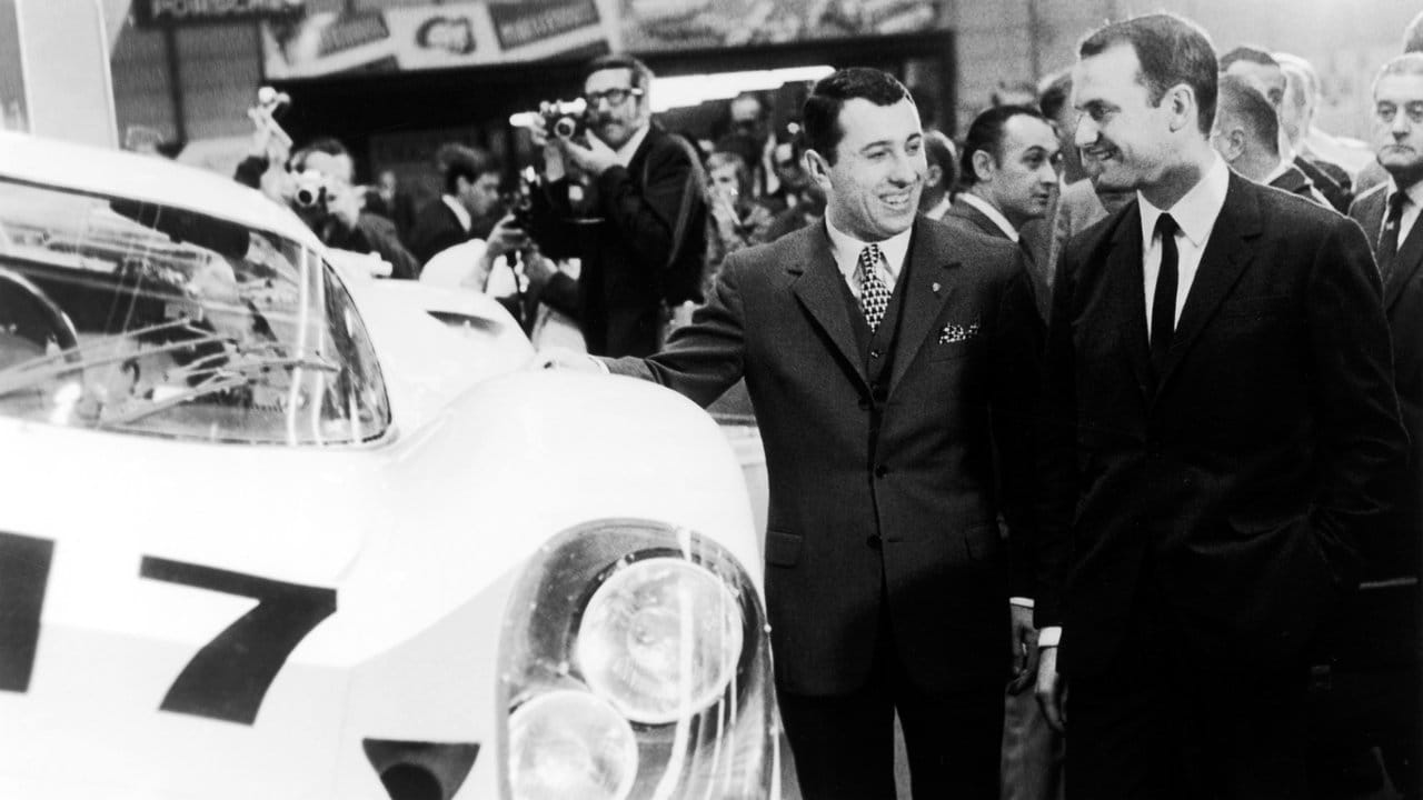 Entwicklerstolz: Der für den 917 verantwortliche Ingenieur, Porsche-Enkel und spätere VW-Chef Ferdinand Piëch (rechts) betrachtet auf dem Genfer Autosalon 1969 sein rennfertiges Werk.
