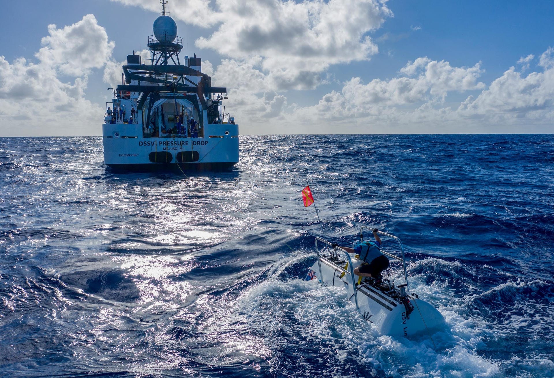 Das Unterseeboot treibt nahe dem Forschungsschiff "Pressure Drop": Der Marianagraben im Pazifik ist der tiefste Punkt der Erde.