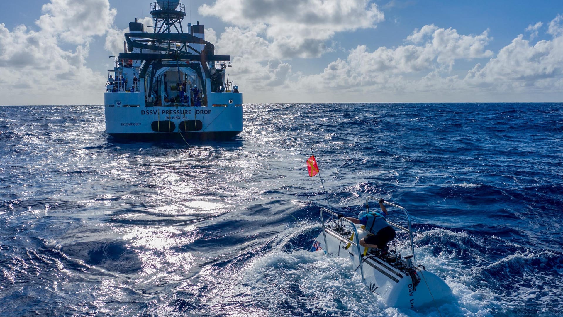 Das Unterseeboot treibt nahe dem Forschungsschiff "Pressure Drop": Der Marianagraben im Pazifik ist der tiefste Punkt der Erde.