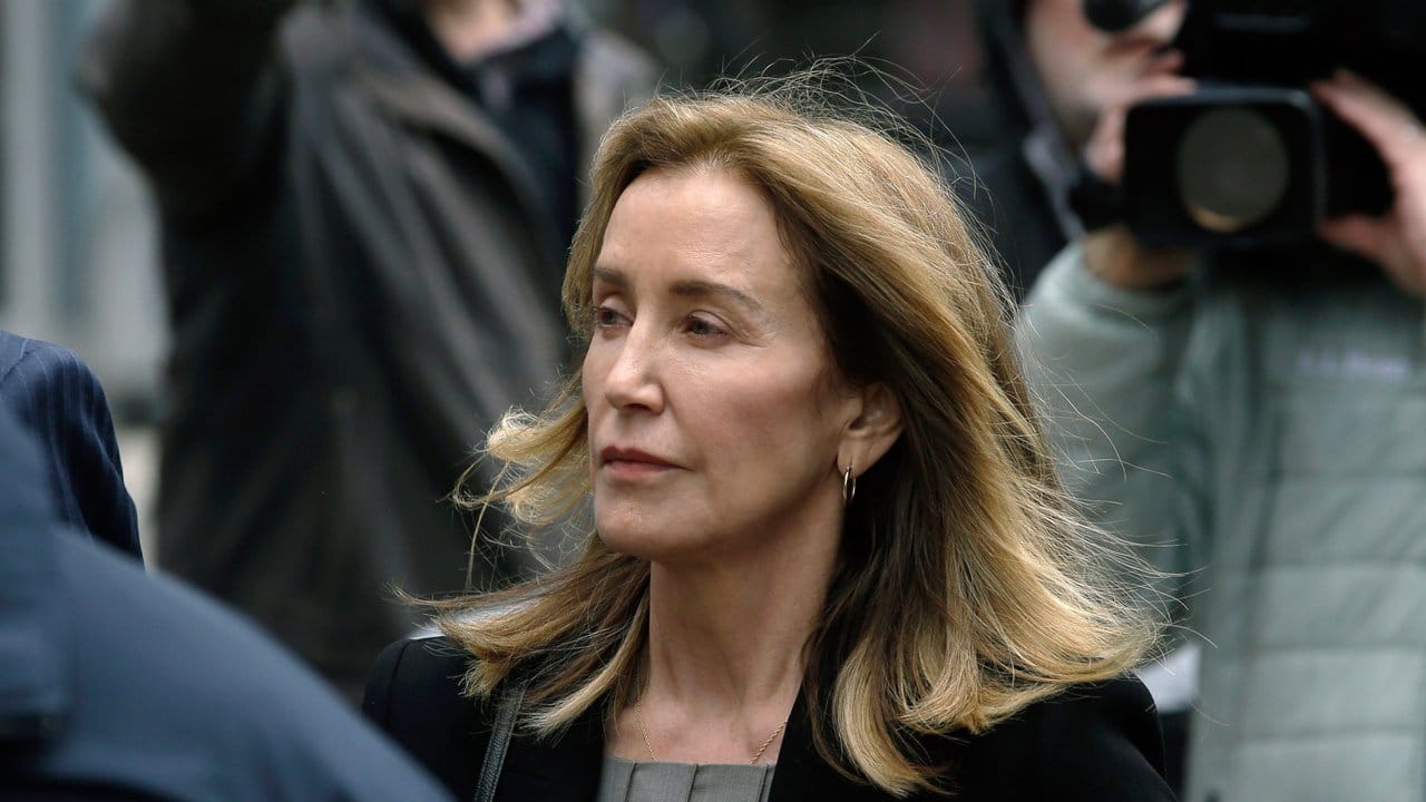 Felicity Huffman auf dem Weg zum Bundesgericht in Boston.