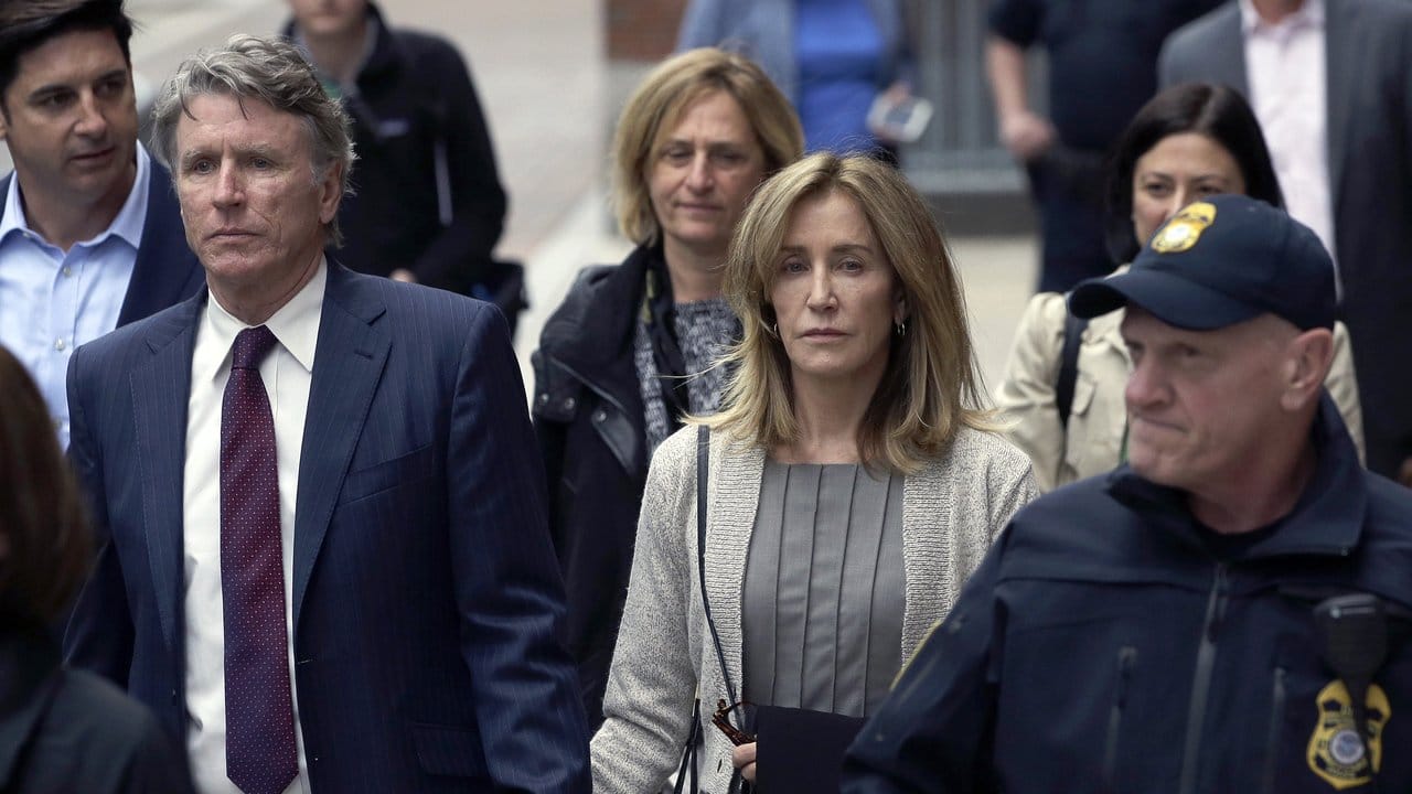 Felicity Huffman verlässt mit ihrem Bruder Moore Huffman Jr.