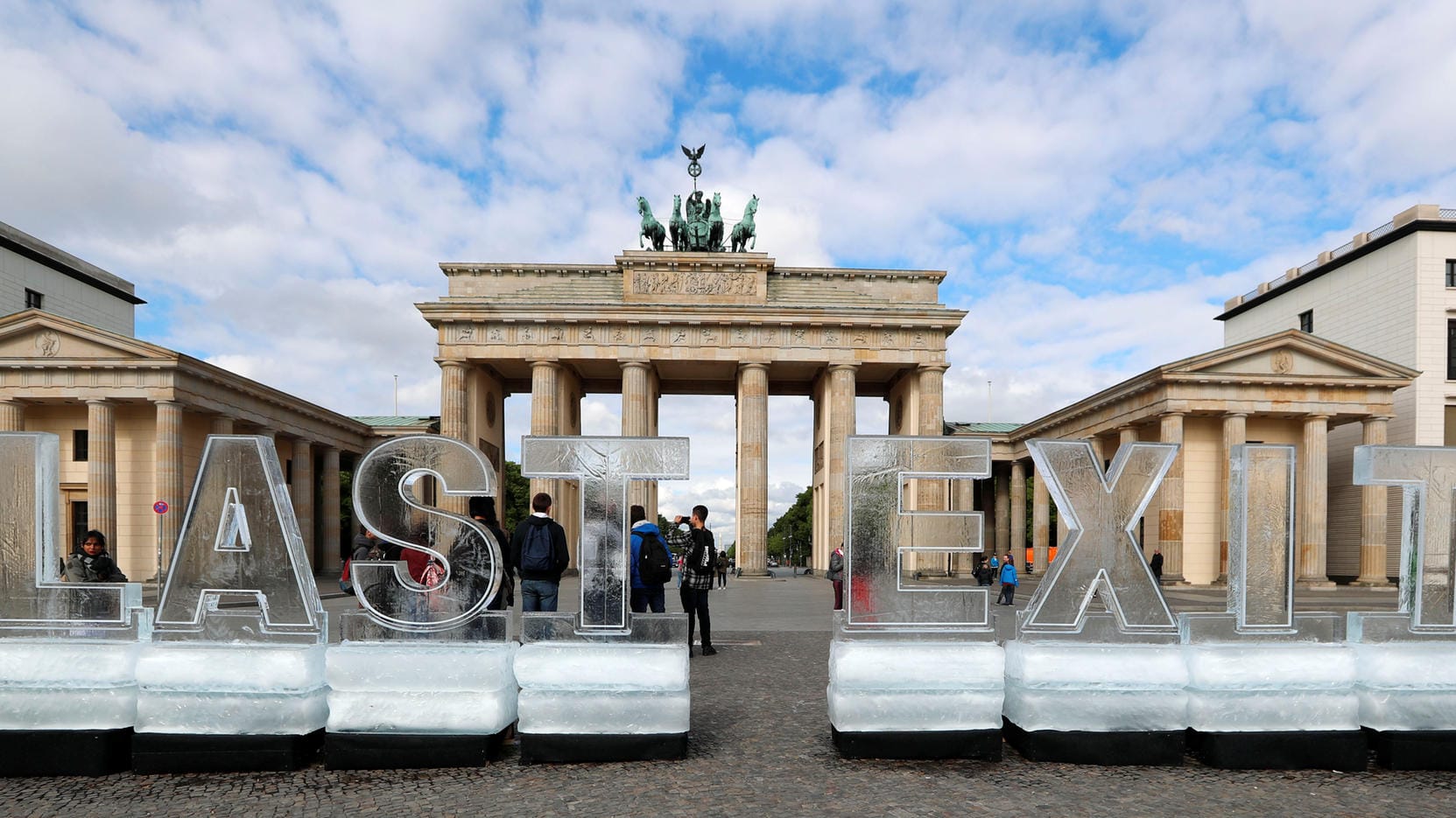 In großen Buchstaben steht vor dem Brandenburger Tor "Last Exit" aus Eisblöcken.