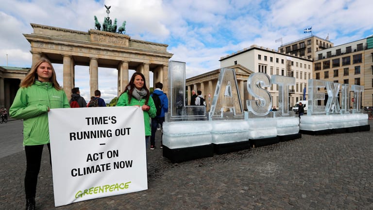Greenpeace-Aktivisten protestieren vor dem Brandenburger Tor in Berlin.